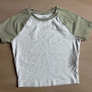Hollister Short Sleeve Raglan Tee in Light Gray and Olive